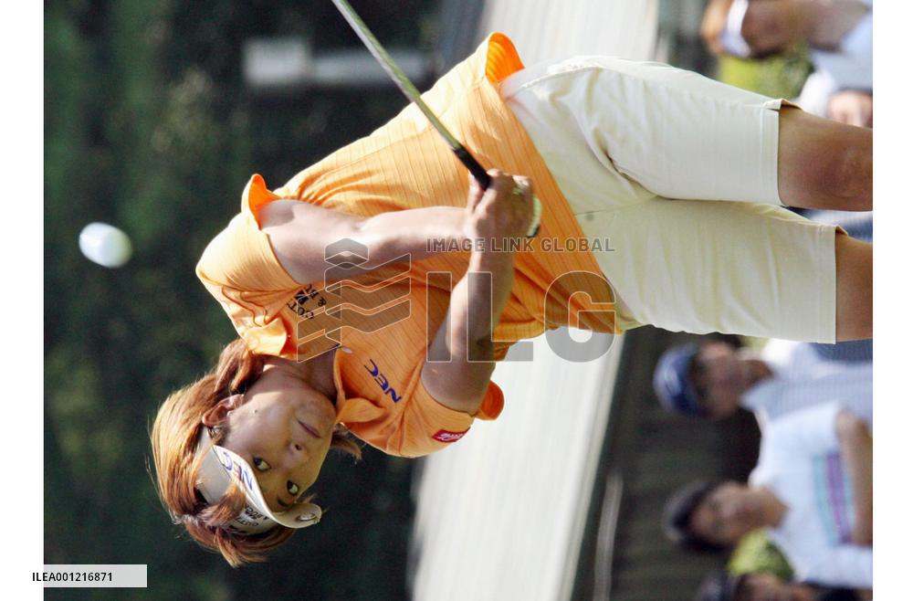 Fukushima moves in front by 4 shots at NEC Karuizawa