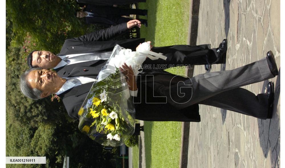 Upper House President Eda offers flowers at Chidorigafuchi