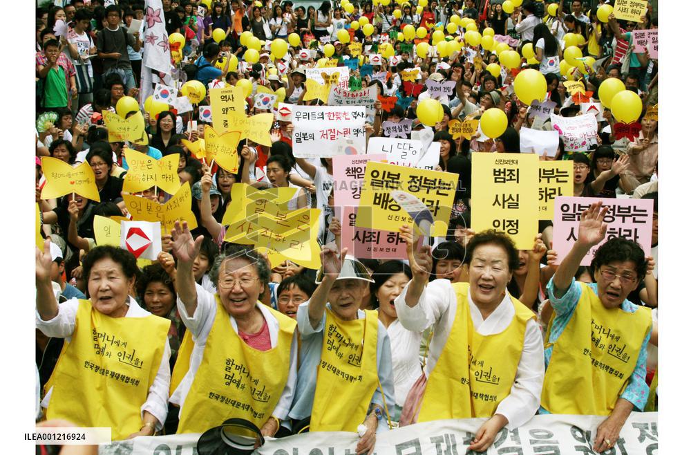 Former comfort women stage protest rally in Seoul