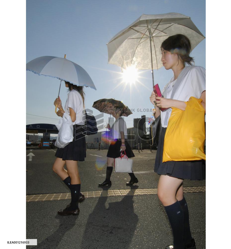 Record high temperature of 40.9 C marked in Saitama, Gifu