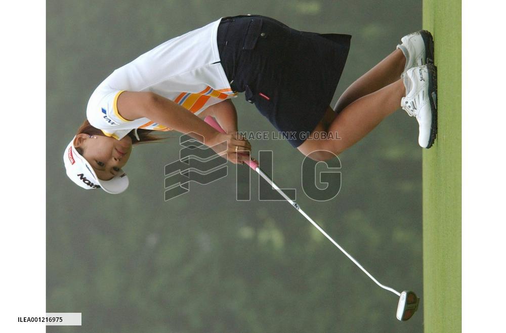 Yokomine grabs 4-shot lead at Shin Caterpillar Ladies