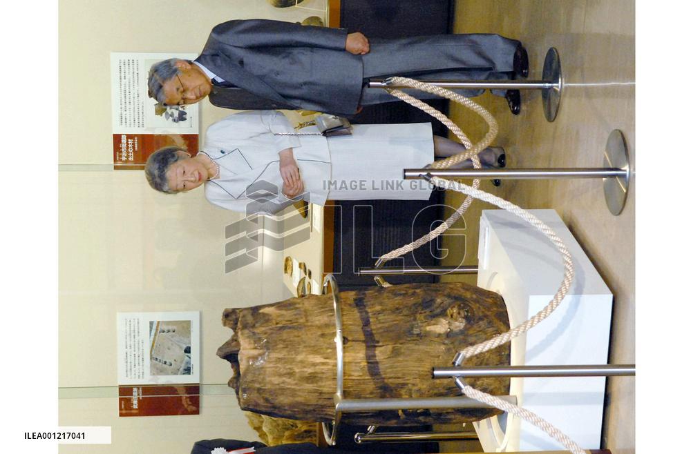 Emperor, empress visit National Museum of Japanese History
