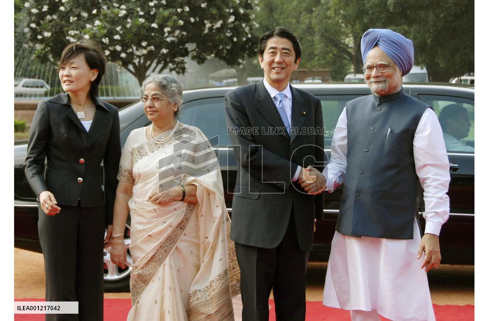 Abe greeted by Indian PM Singh at official New Delhi welcome