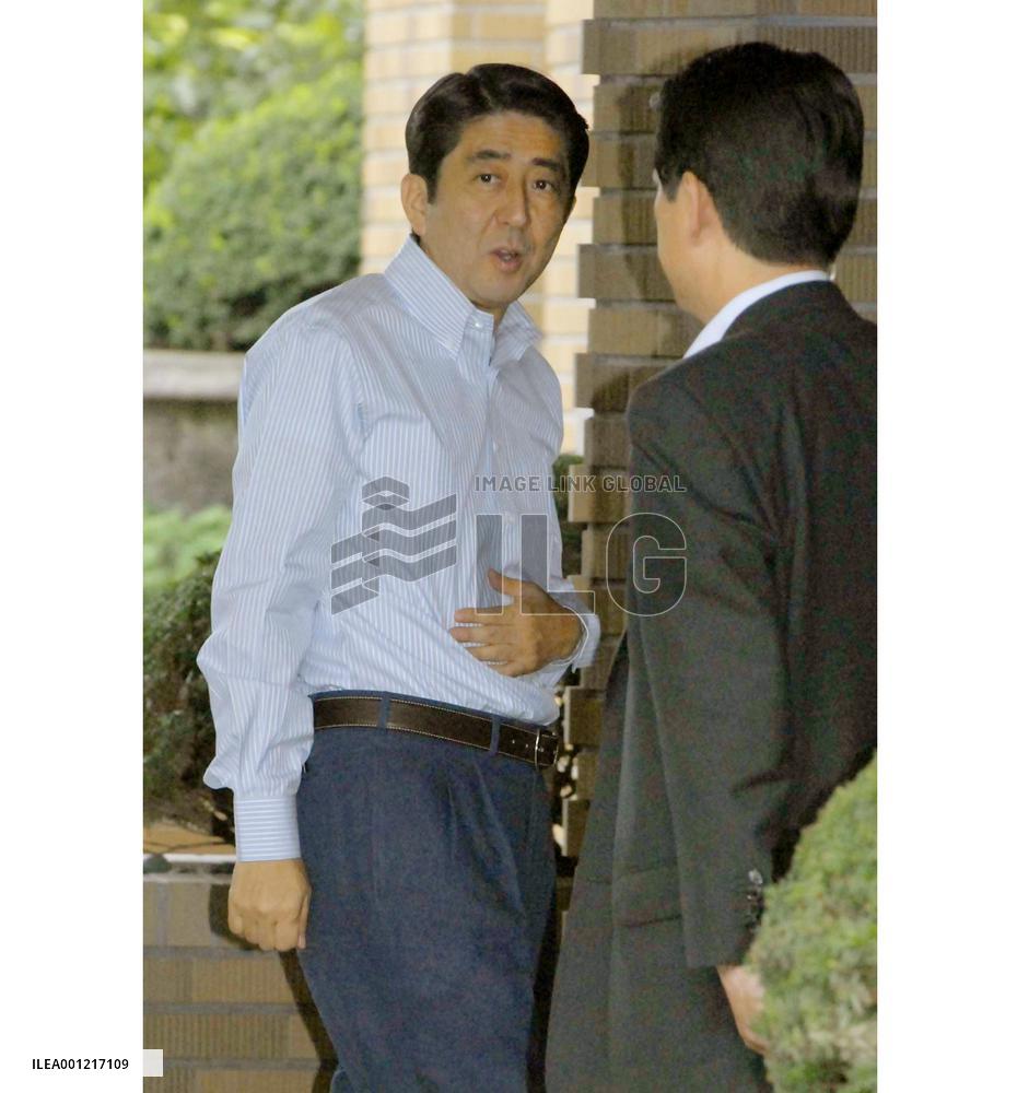 Abe to reshuffle Cabinet, ruling party leadership