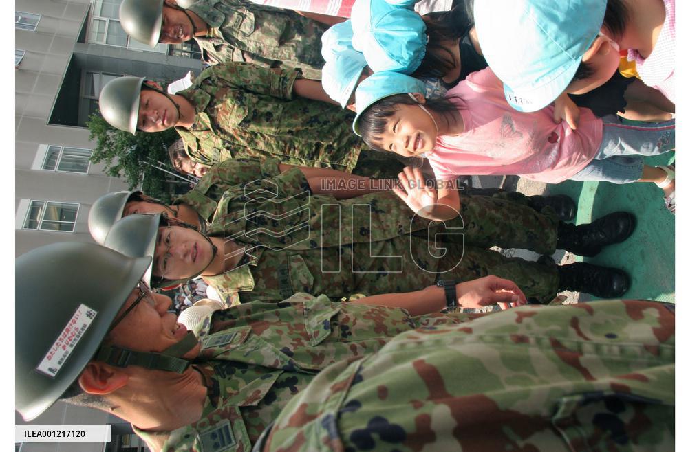 Kashiwazaki residents bid farewell to GSDF members