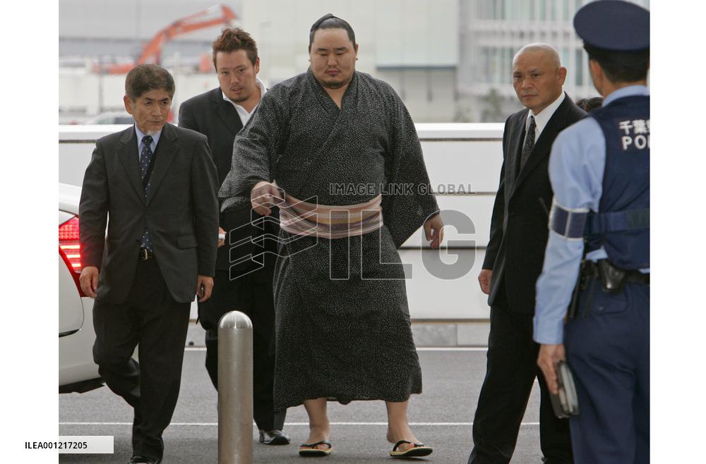 Asashoryu heads for Mongolia for treatment