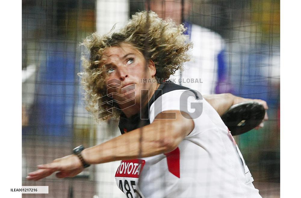 Franka Dietzsch defends her discus title