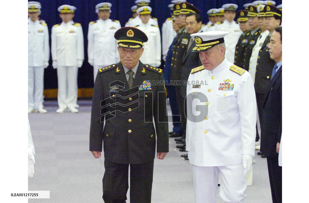 Chinese defense minister visits MSDF Yokosuka base