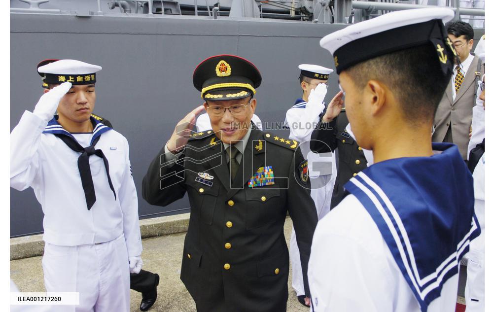 Chinese Defense Minister Cao Gangchuan visits Japanese warship