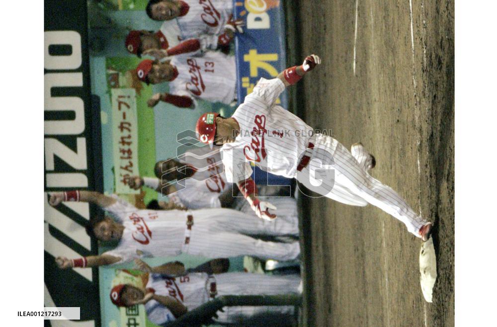 Hiroshima's Maeda hits 2,000th career hit