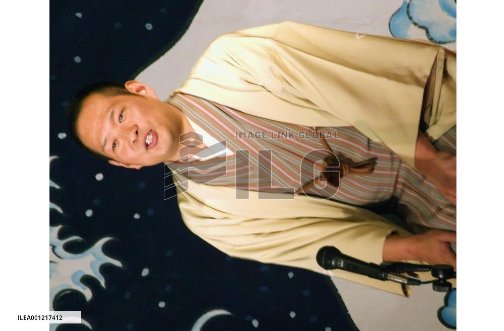 All-English rakugo performance opens at Broadway theater