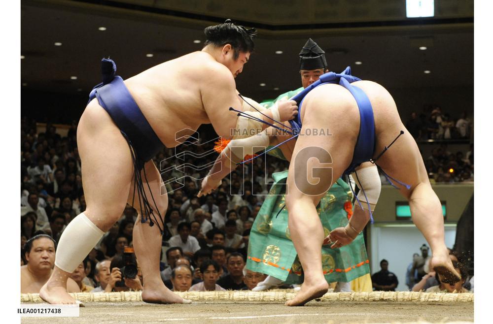 Ozeki Kotomitsuki beats No. 2 maegashira Tochinonada