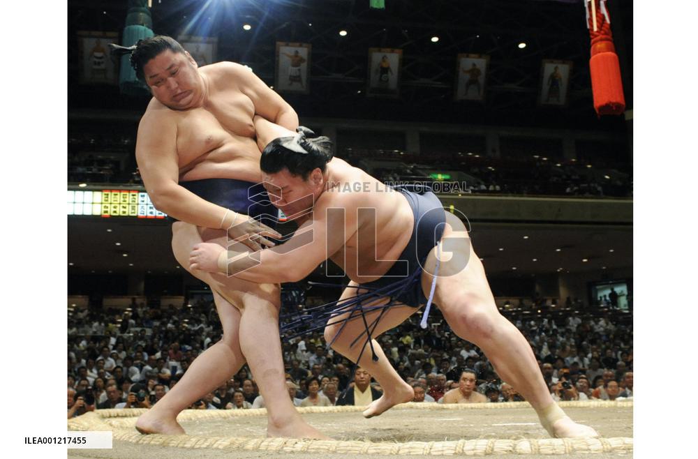 Hakuho rebounds with 1st win at autumn tourney