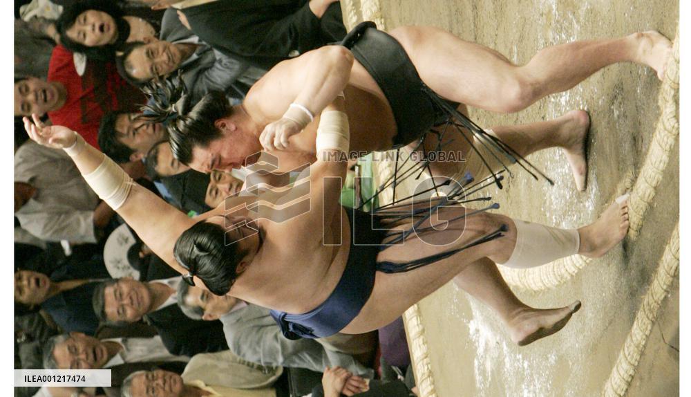 Kotomitsuki suffers defeat at autumn sumo