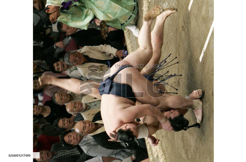Hakuho wallops Tochinonada to win 3rd match at autumn sumo