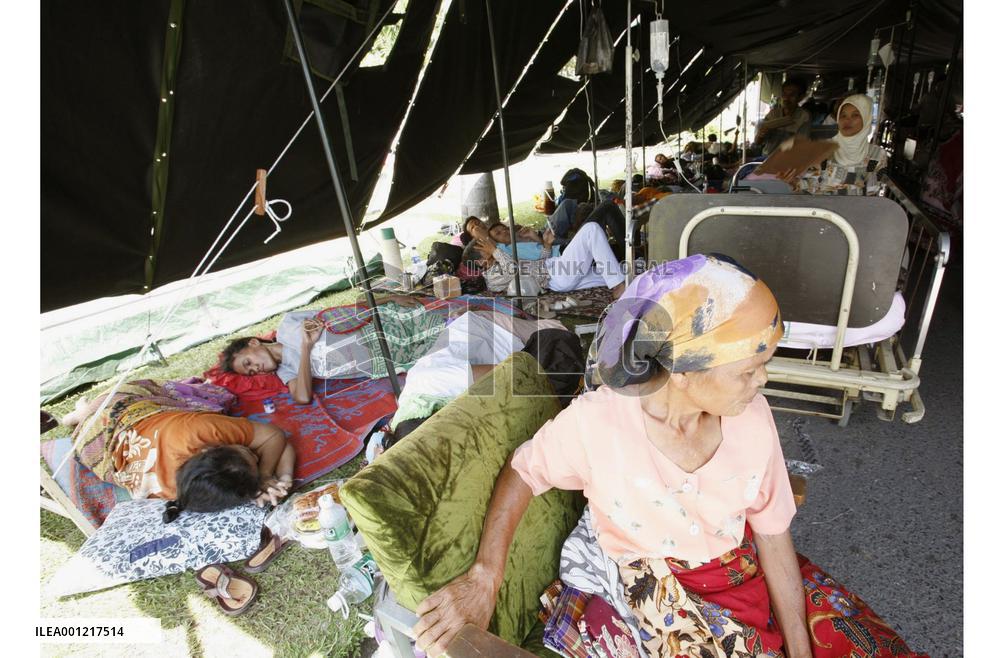 Residents in quake-stricken Sumatra take refuge in outdoor tent