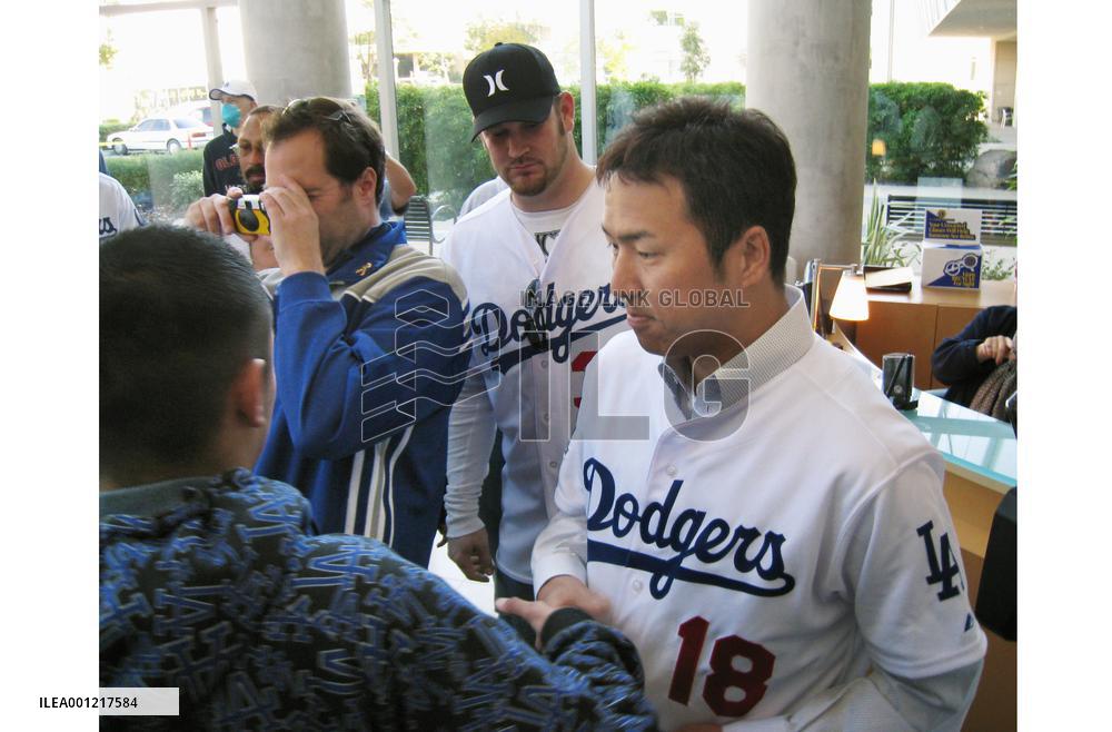 Kuroda visits hospital in Los Angeles
