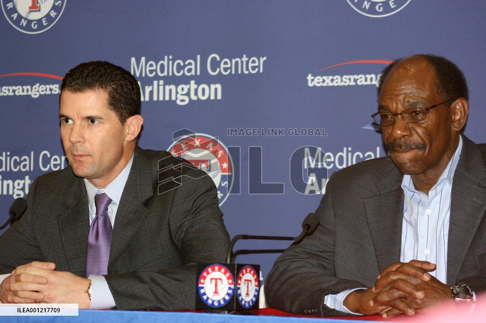 Michael Young retires from baseball
