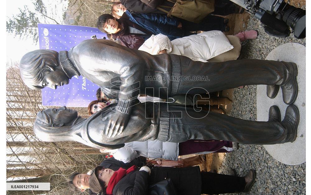 'Winter Sonata' stars' statues unveiled in S. Korea