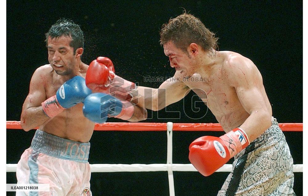 (1)Kawashima retains WBC title in defense against Navarro