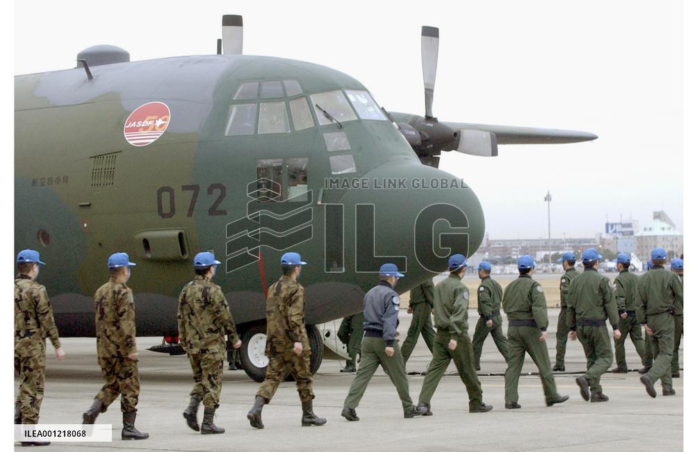 (2)Japan sends plane to airlift supplies to tsunami-hit Indonesia