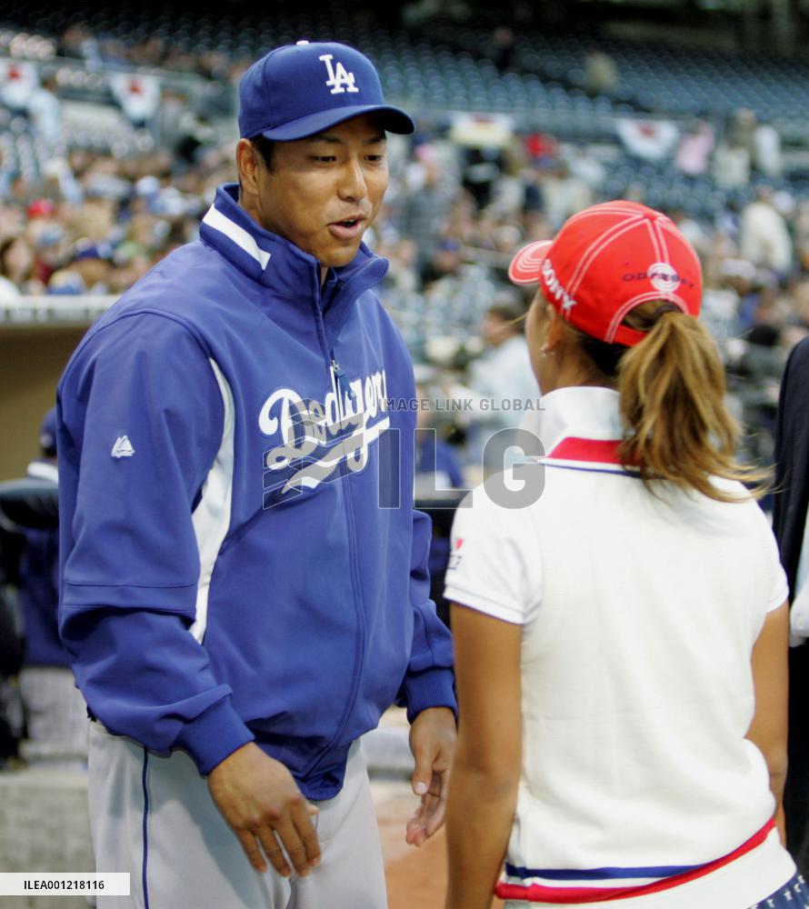 Golfer Ueda throws ceremonial pitch in MLB