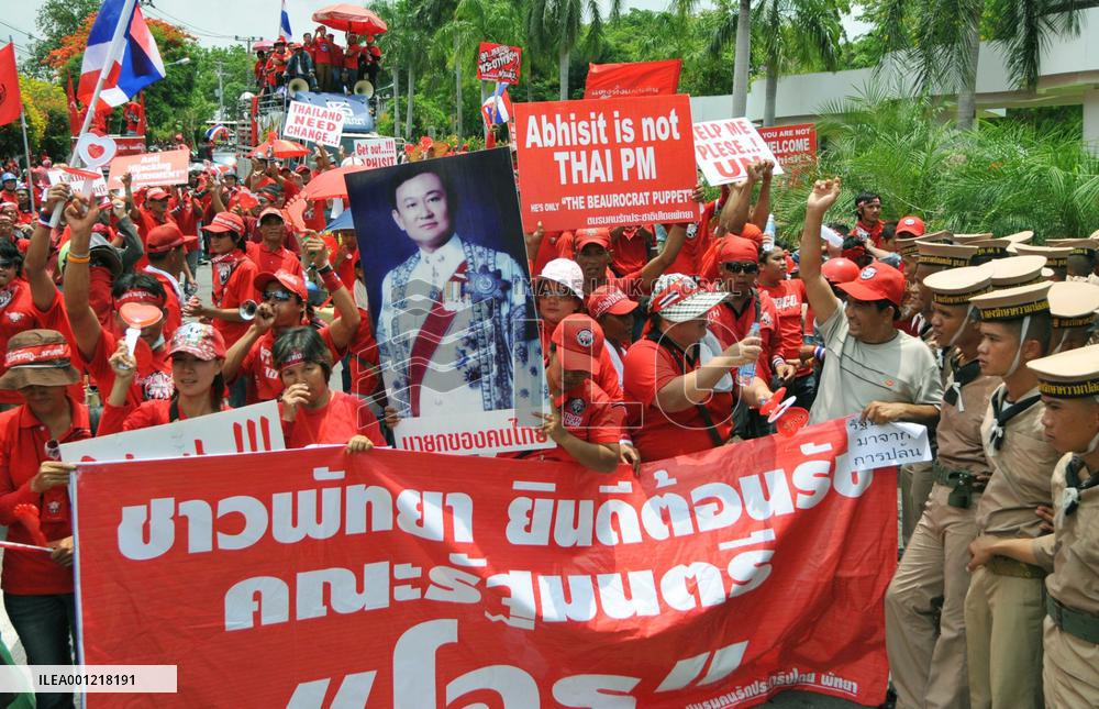 Pro-Thaksin protesters demonstrate in Pattaya
