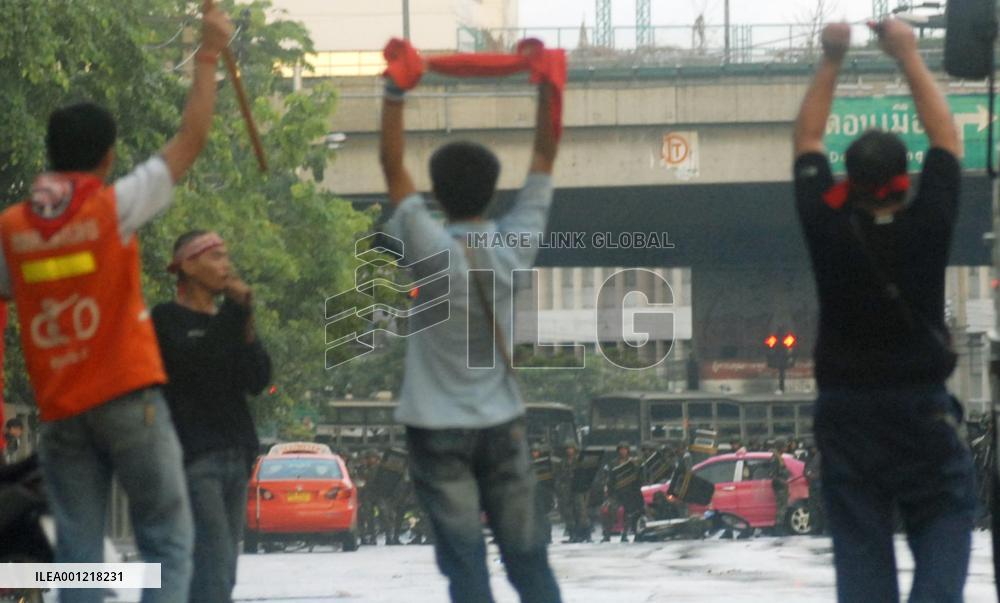 Thai security forces start crackdown on antigov't protesters