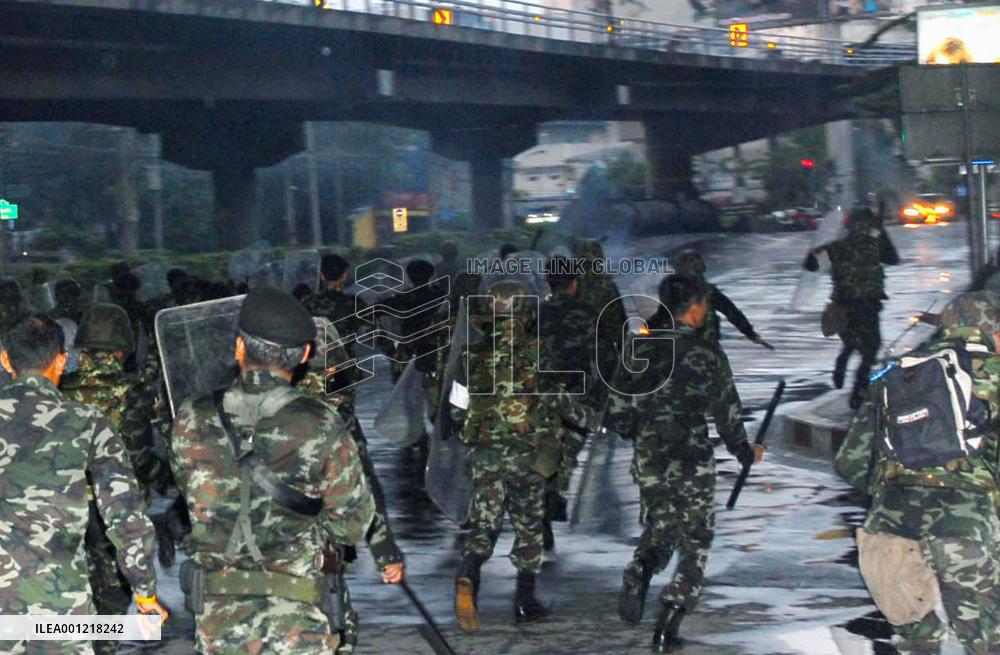 Thai security forces start crackdown on antigov't protesters