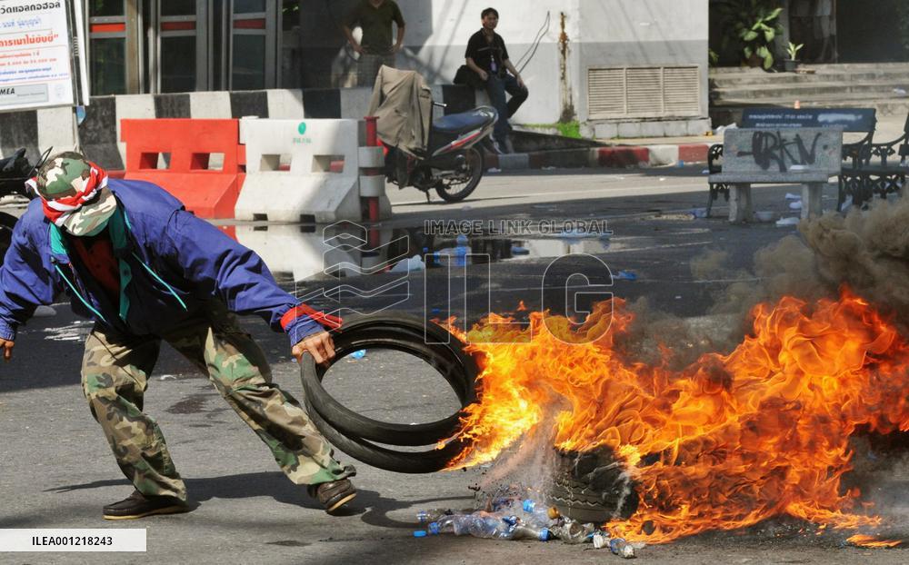 Violence erupts as Thai security forces crack down on protesters