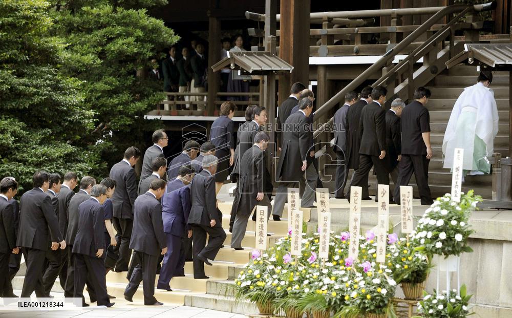 Kan skips visit to Yasukuni Shrine