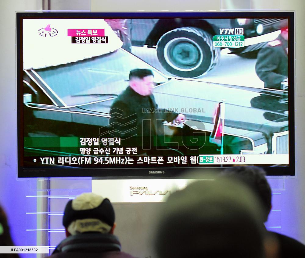 South Koreans watch TV news on Kim Jong Il's funeral