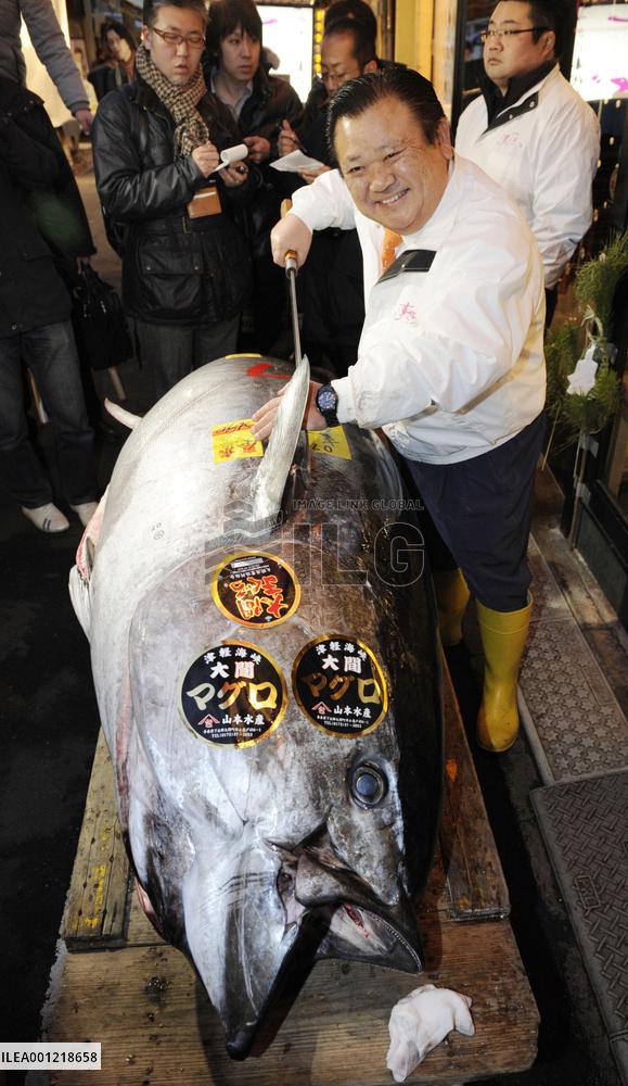 Tuna auctioned off for record price at Tsukiji market