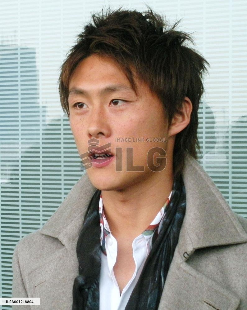 Lee returns to Japan