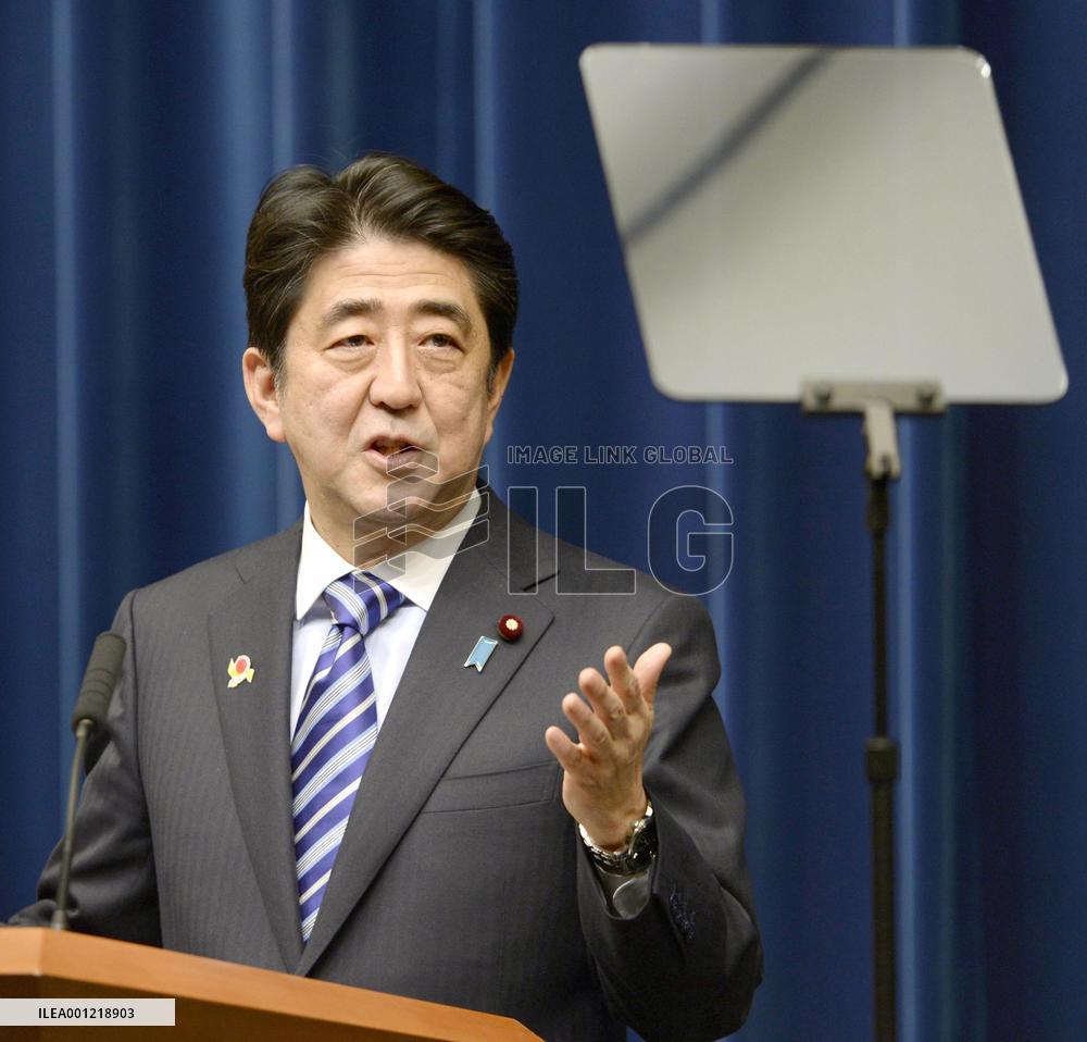 Abe uses prompter for the first time