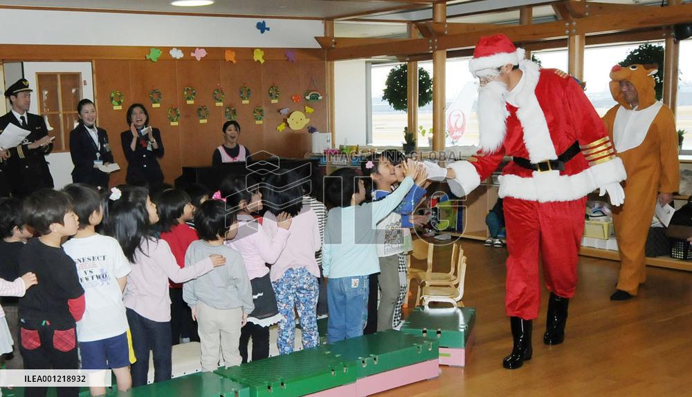 JAL pilots in Christmas costumes