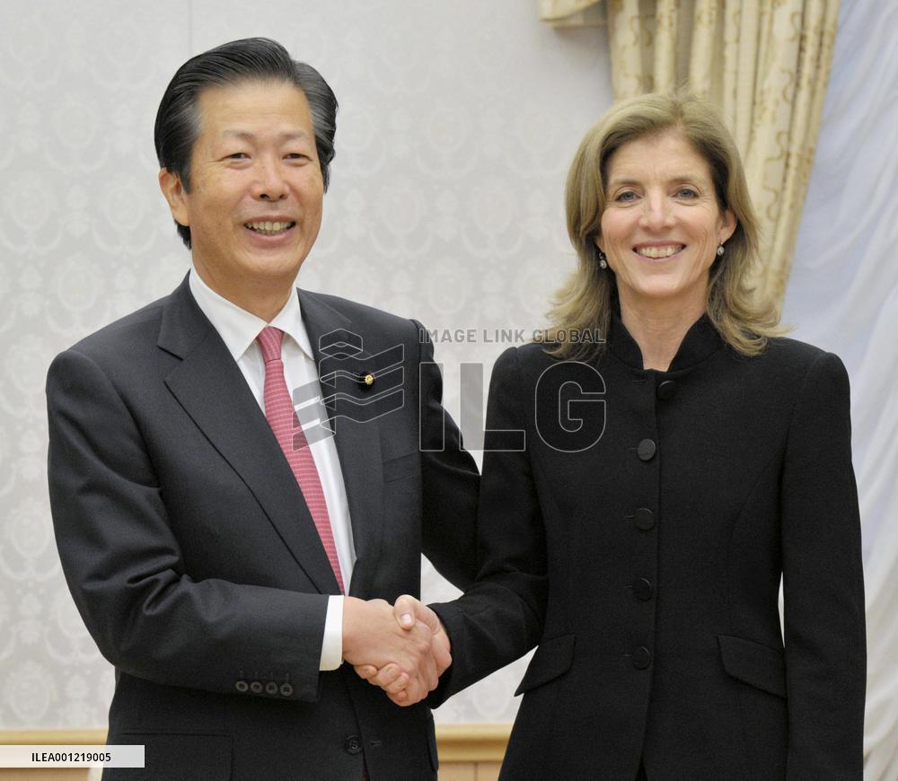 U.S. Ambassador Kennedy talks with New Komeito's Yamaguchi