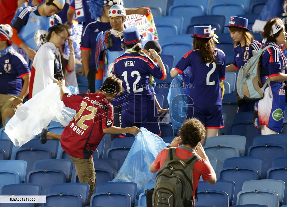 Japanese supporters picking up trash