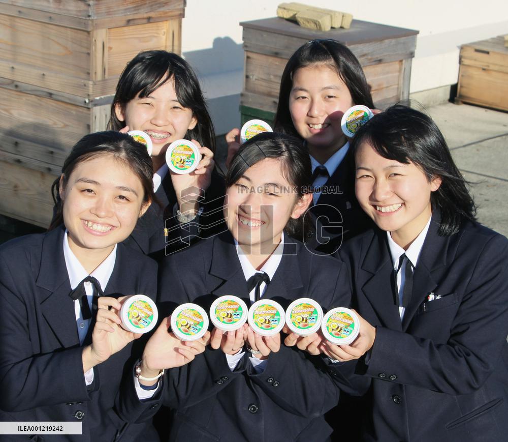 HS students make ice cream with Fairtrade cacao
