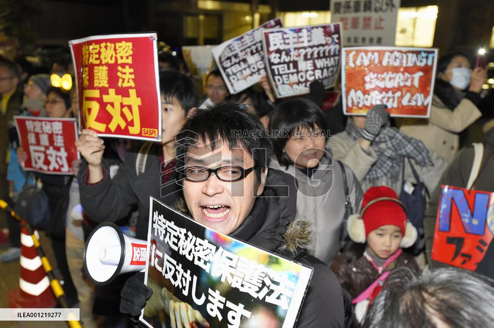 People show opposition to secrecy law
