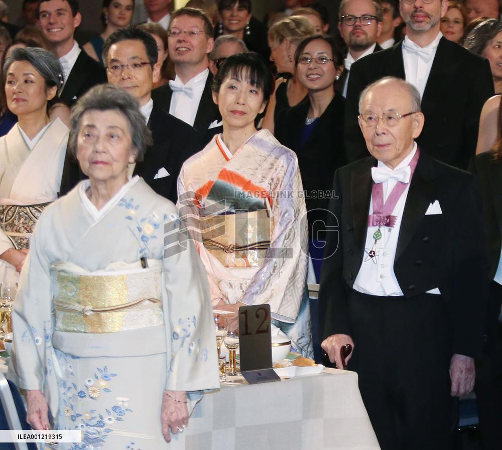 Nobel laureate Akasaki at dinner after award ceremony