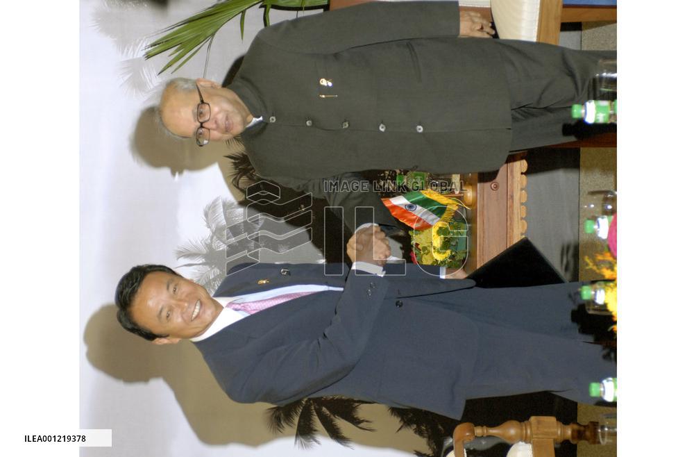 Foreign ministers lay groundwork for Abe's India trip