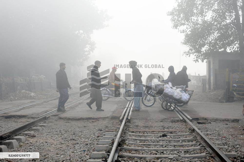 PAKISTAN-LAHORE-WEATHER-FOG