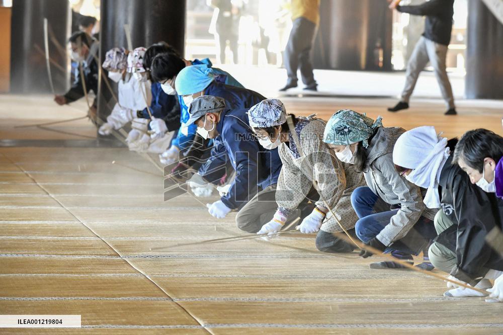 Year-end cleanup at Kyoto temple