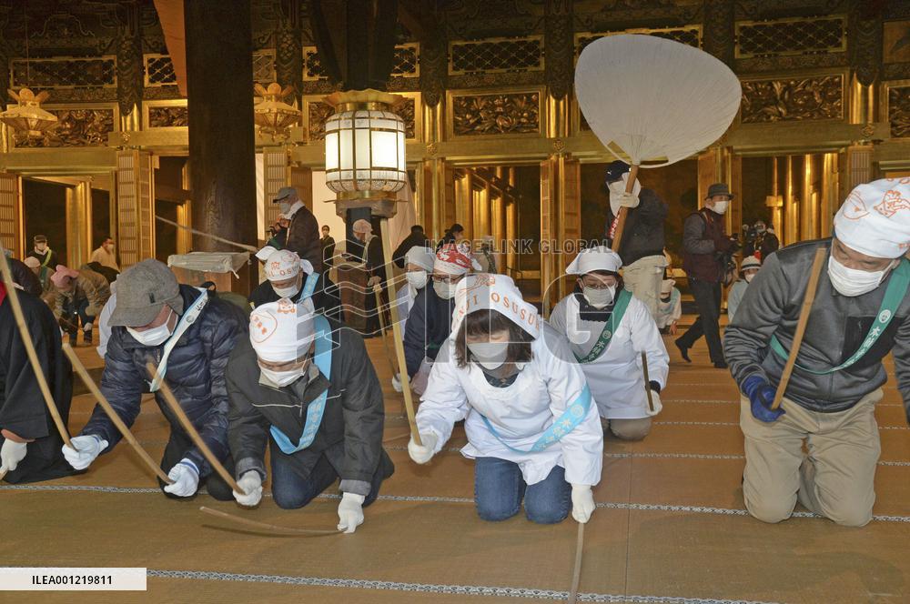 Year-end cleanup at Kyoto temple