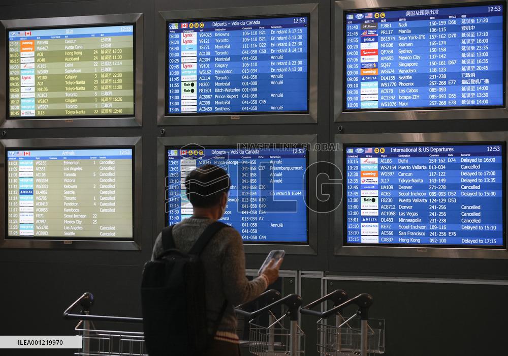 CANADA-VANCOUVER INTERNATIONAL AIRPORT-SNOWSTORM-STRANDED PASSENGERS