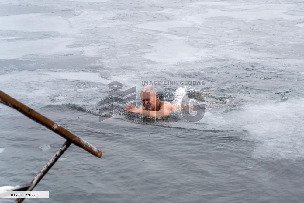 (SP)RUSSIA-VLADIVOSTOK-WINTER SWIMMERS