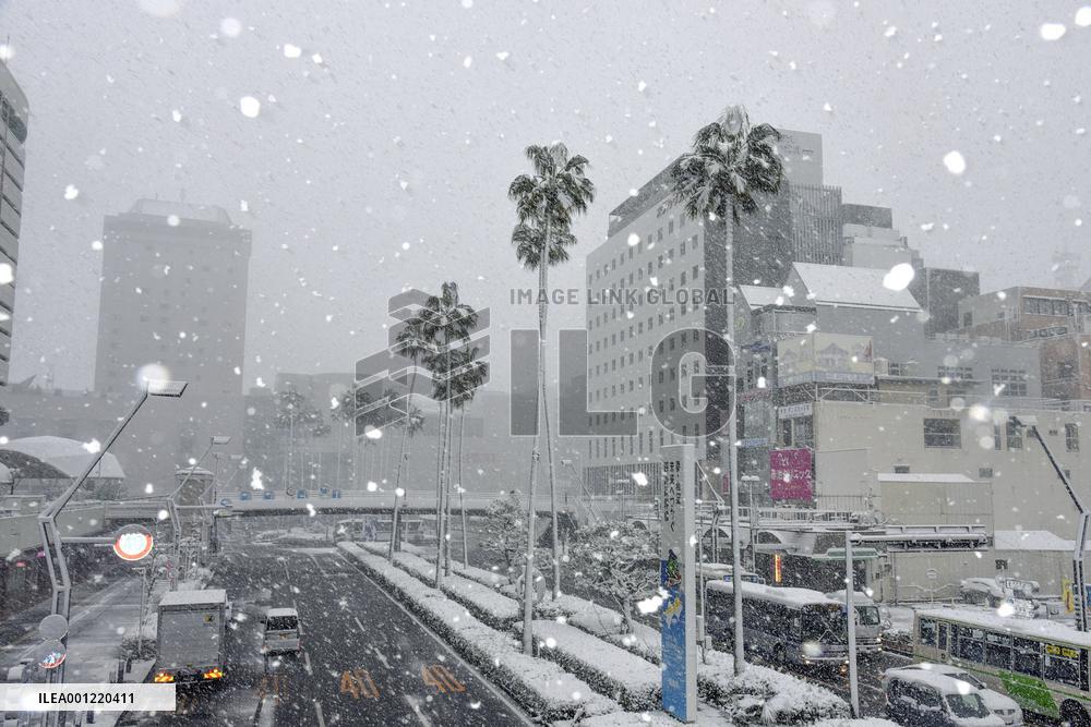 Snow in western Japan