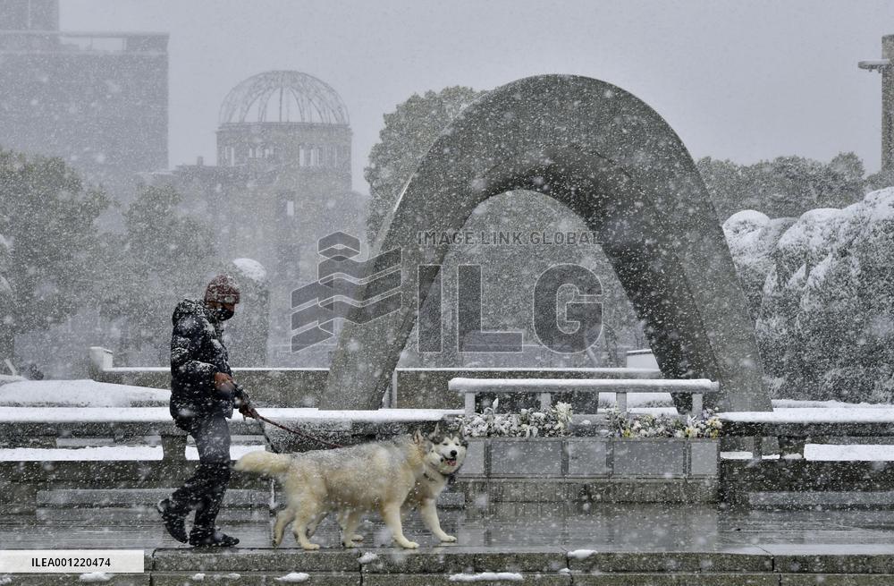 Snow in western Japan