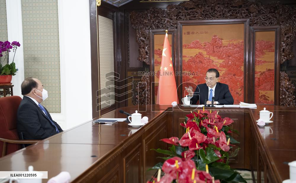 CHINA-BEIJING-LI KEQIANG-MACAO SAR-HO IAT SENG-MEETING (CN)